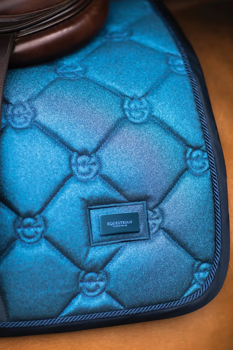 equestrian-stockholm-glimmer-j-KifpNFgz-6.webp Hot EQUESTRIAN STOCKHOLM Glimmer Jump Saddle Pad