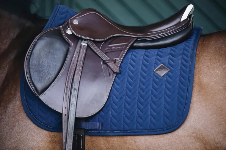 kentucky-horsewear-fishbone-ju-VuhzilqQ-1.webp Discount KENTUCKY HORSEWEAR Fishbone Jump Saddle Pad
